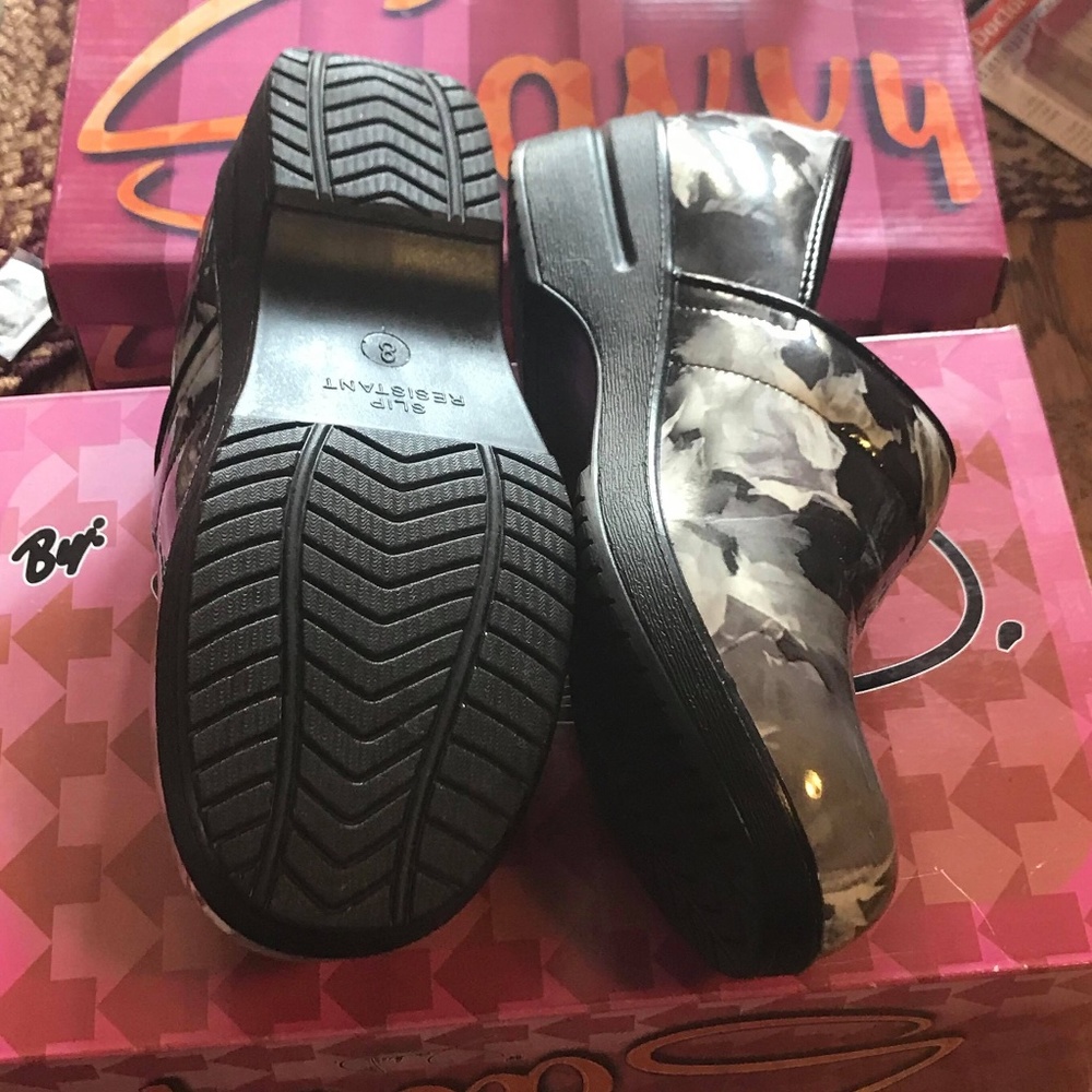 New with Box SAVVY Nursing Shoes Size 8